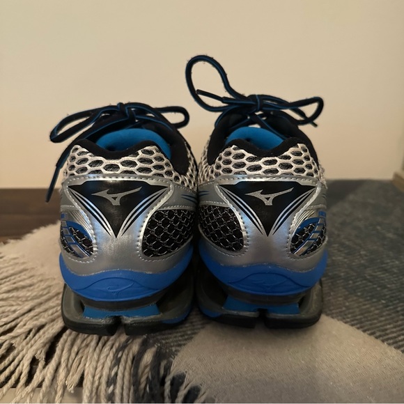Mizuno Silver and Blue Athletic Sneakers Sz 10 - Picture 3 of 4